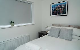 Double Bedroom Near Etihad And Coop Live With Free Parking, Shared Kitchen & Bathroom
